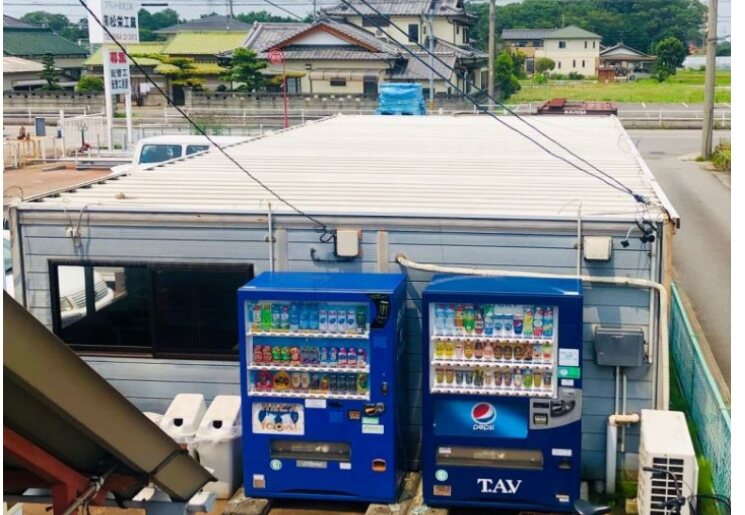 OASIS SPで白く遮熱塗装した松栄工業のコンテナ事務所の屋根